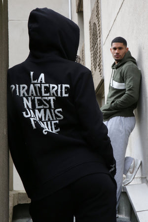 Veste Zip Never noir Piraterie Officielle – style hoodie zippé en fleece épaisse avec cordon personnalisé, look urbain soigné