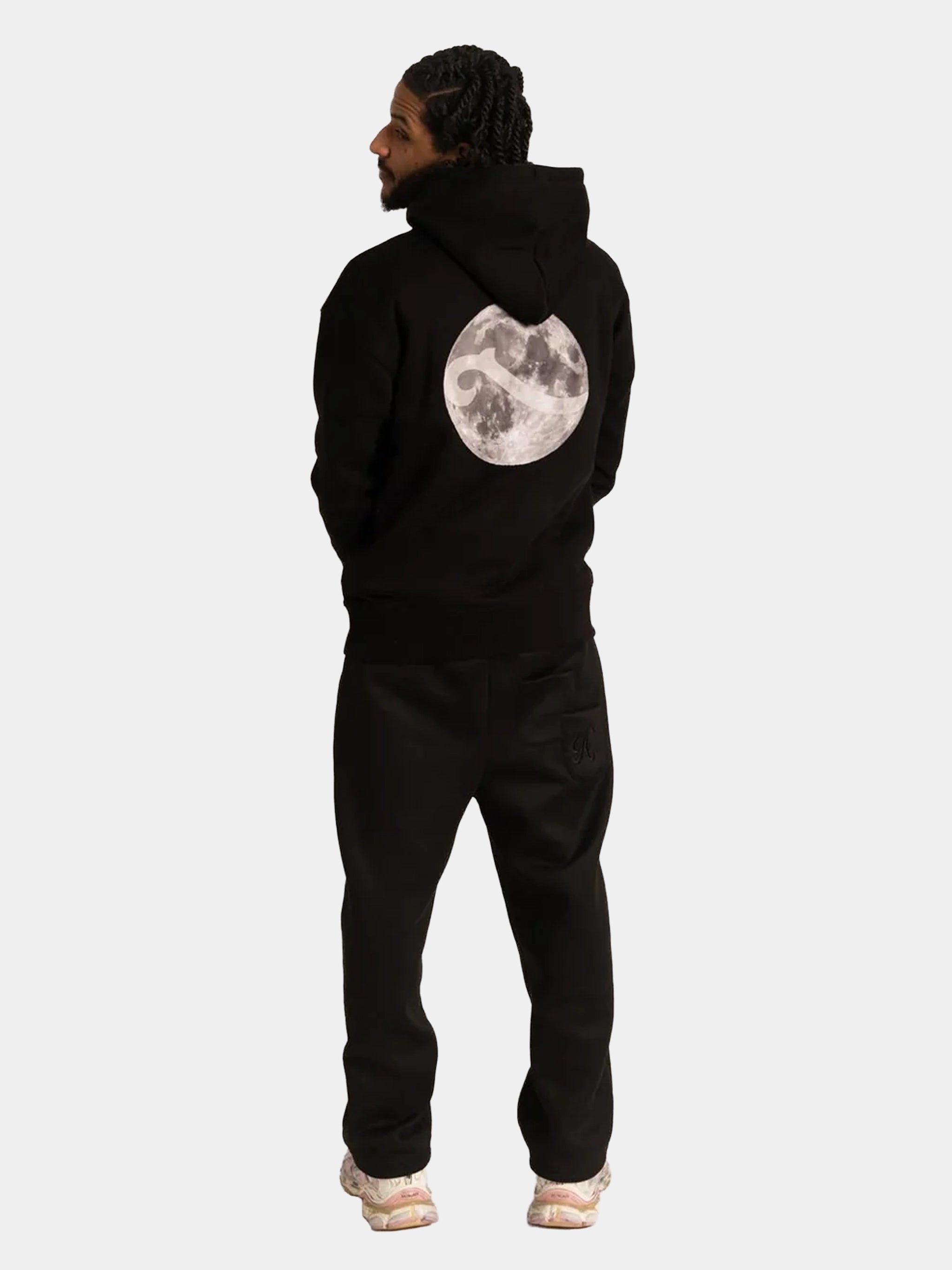 Hoodie noir Piraterie Officielle – visuel Lune imprimé, capuche avec cordon et poche ventrale, style classique