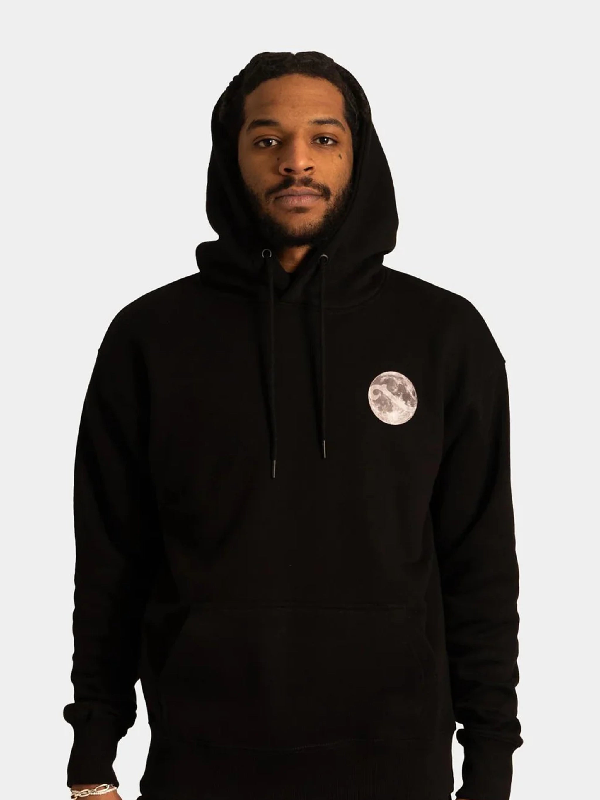 Hoodie noir Piraterie Officielle – visuel Lune imprimé, capuche avec cordon et poche ventrale, style classique