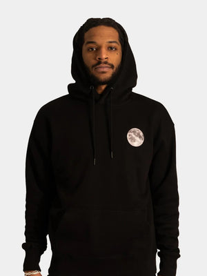 Hoodie noir Piraterie Officielle – visuel Lune imprimé, capuche avec cordon et poche ventrale, style classique