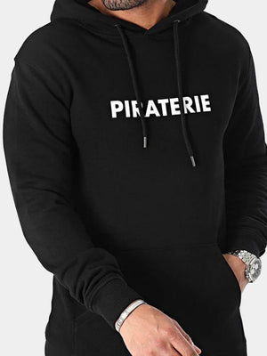 Hoodie Piraterie La Piraterie – sérigraphie poitrine, coupe droite avec capuche ajustable, confort durable au style urbain