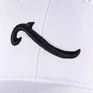 Gros plan sur le logo Wave noir brodé à l’avant d’une casquette blanche de la collection La Piraterie, prt Booba (Kopp)