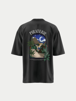T-shirt noir oversize La Piraterie avec illustration de paysage nocturne dans un cadre au dos, et logo poitrine “Life Free, Sail Wild”.