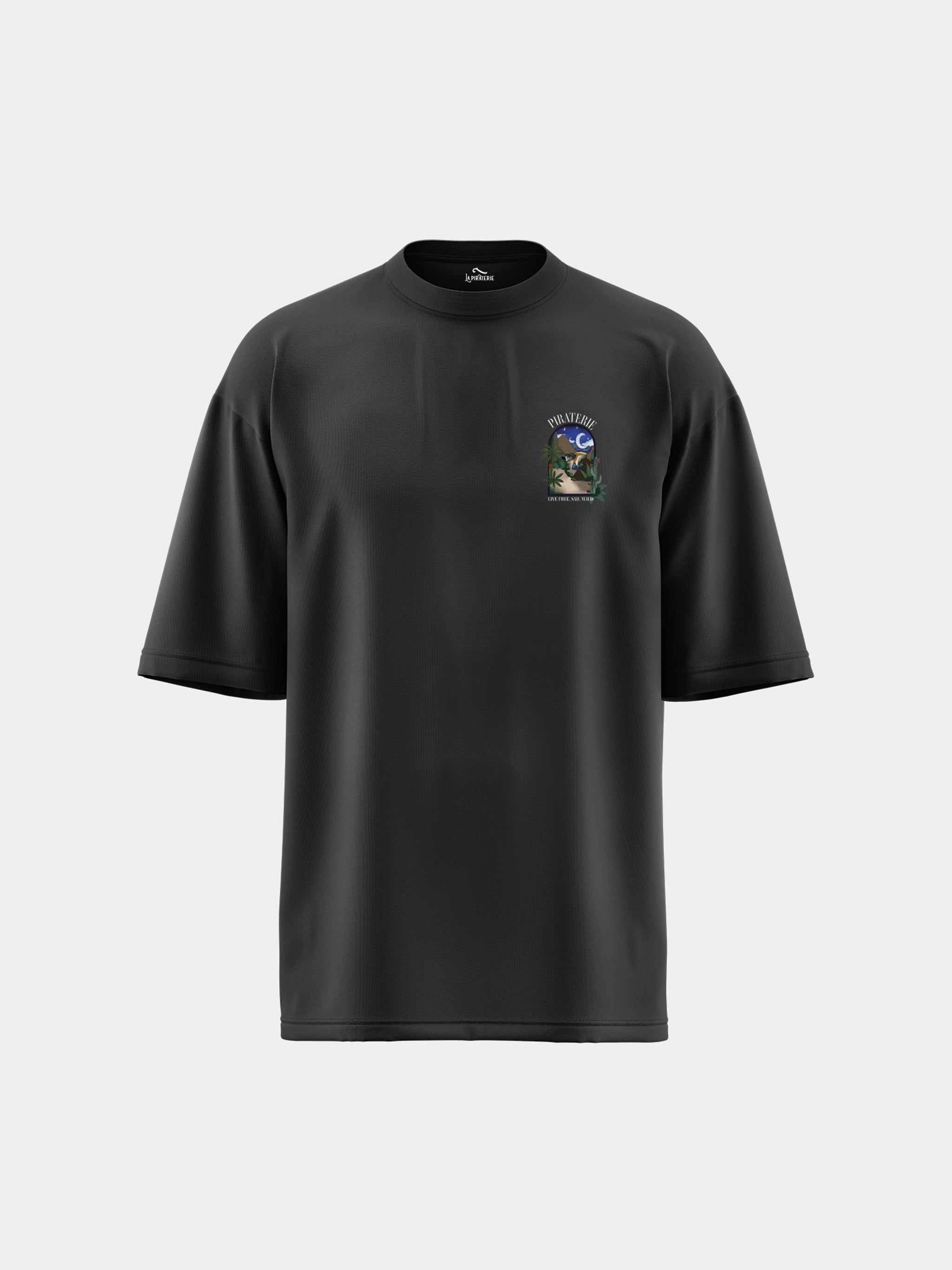 T-shirt noir oversize La Piraterie avec illustration de paysage nocturne dans un cadre au dos, et logo poitrine “Life Free, Sail Wild”.