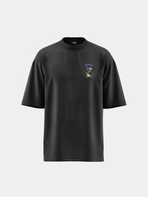 T-shirt noir oversize La Piraterie avec illustration de paysage nocturne dans un cadre au dos, et logo poitrine “Life Free, Sail Wild”.