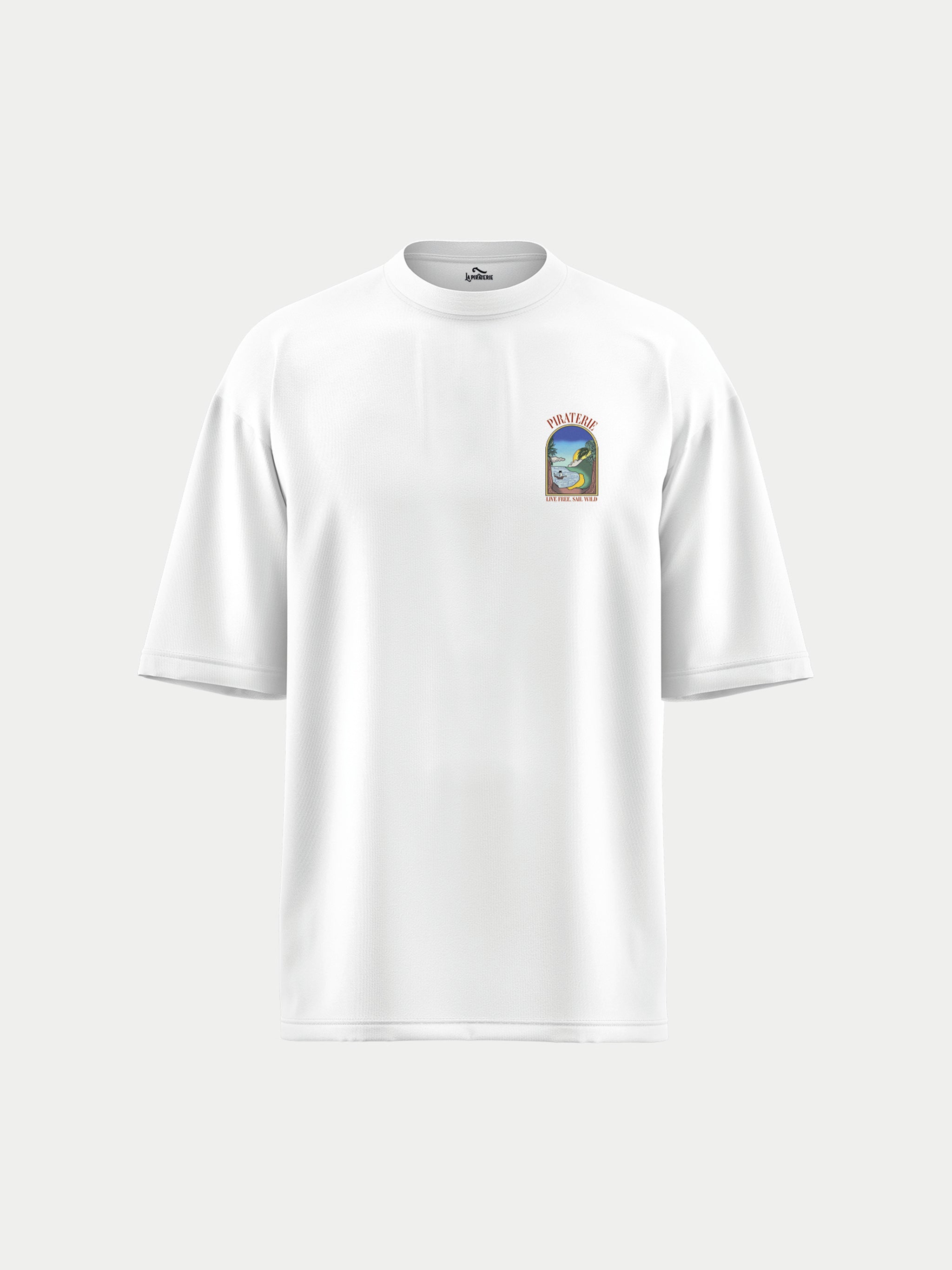 T-shirt blanc La Piraterie El Sol Blanc, coupe droite, orné côté cœur d’un petit visuel encadré en forme d’arche représentant un soleil couchant entre palmiers et plage, surmonté du mot « Piraterie » et suivi de la phrase « Live Free. Sail Wild. »
