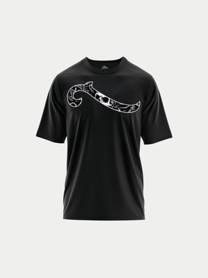 T-shirt noir La Piraterie Skull Noir, coupe droite, orné sur la poitrine d’un grand motif blanc représentant un crâne de pirate intégré dans une arabesque fluide.