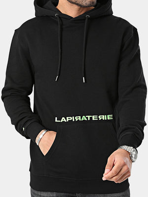 Hoodie noir La Piraterie – détails vert néon, coupe droite avec capuche et poche kangourou