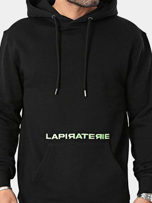 Hoodie noir La Piraterie – détails vert néon, coupe droite avec capuche et poche kangourou
