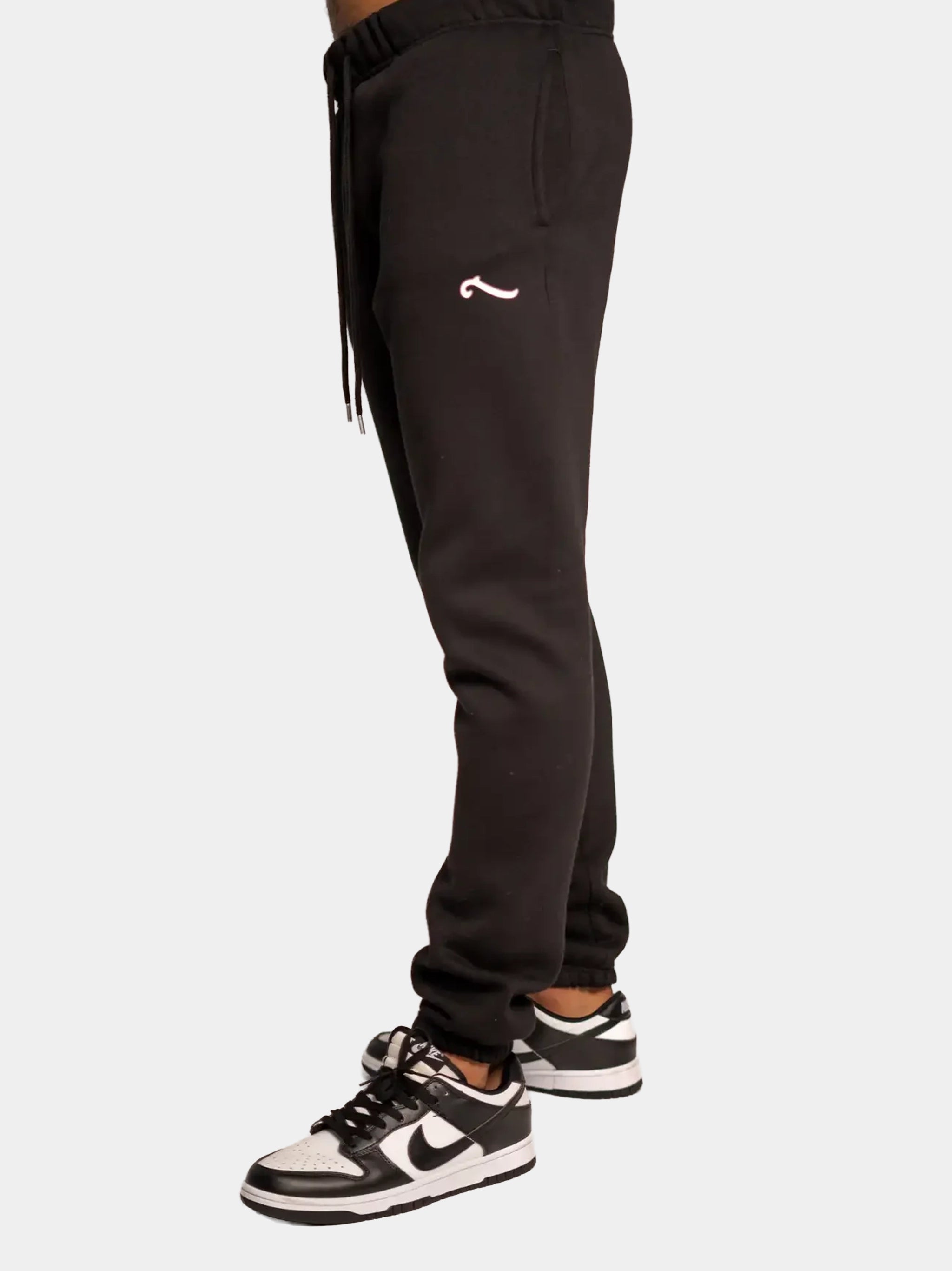 Pants Classic noir Piraterie Officielle – coupe droite intemporelle avec logo Wave imprimé, style urbain discret