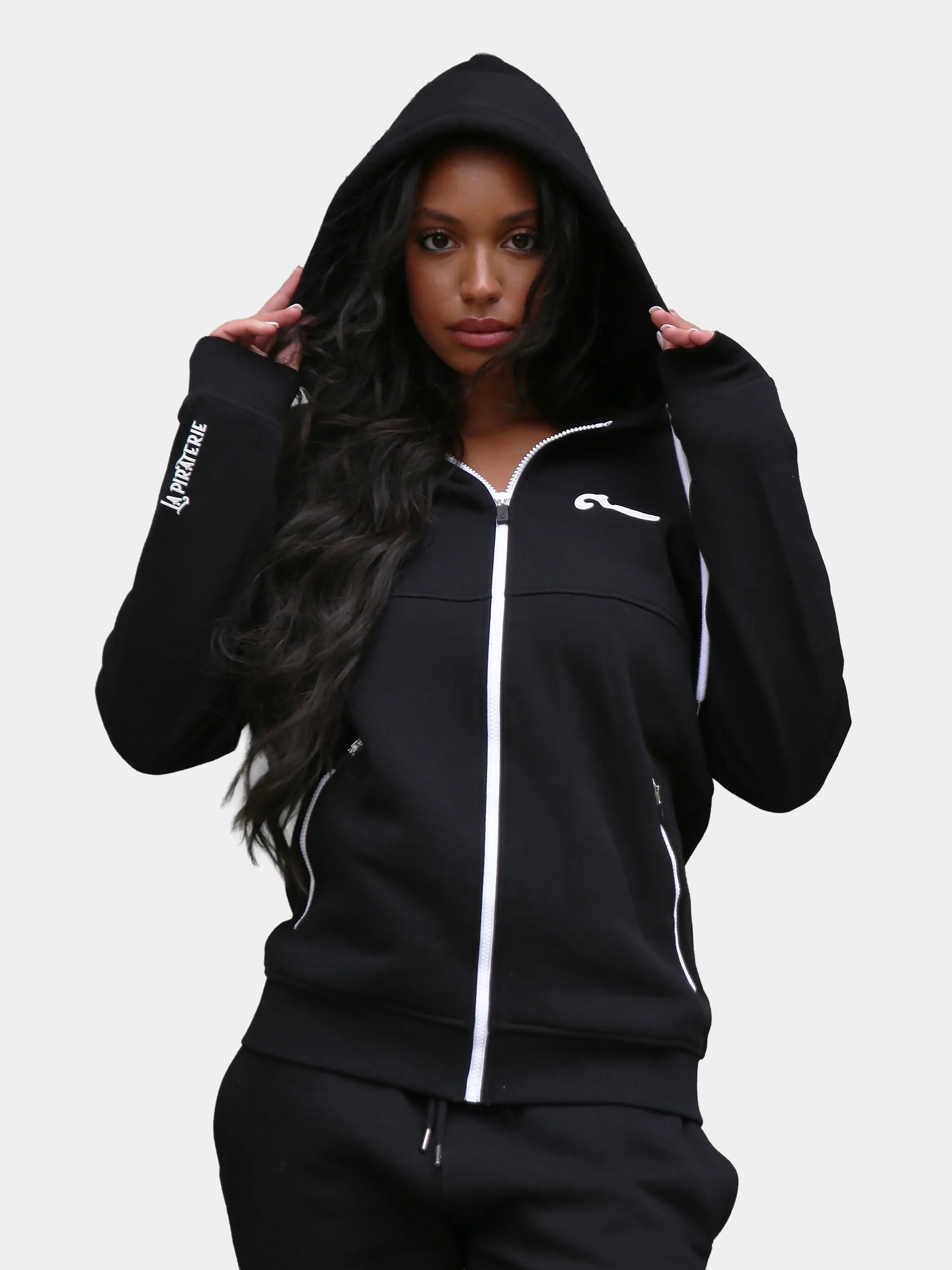 Veste Zip Never noir Piraterie Officielle – style hoodie zippé en fleece épaisse avec cordon personnalisé, look urbain soigné