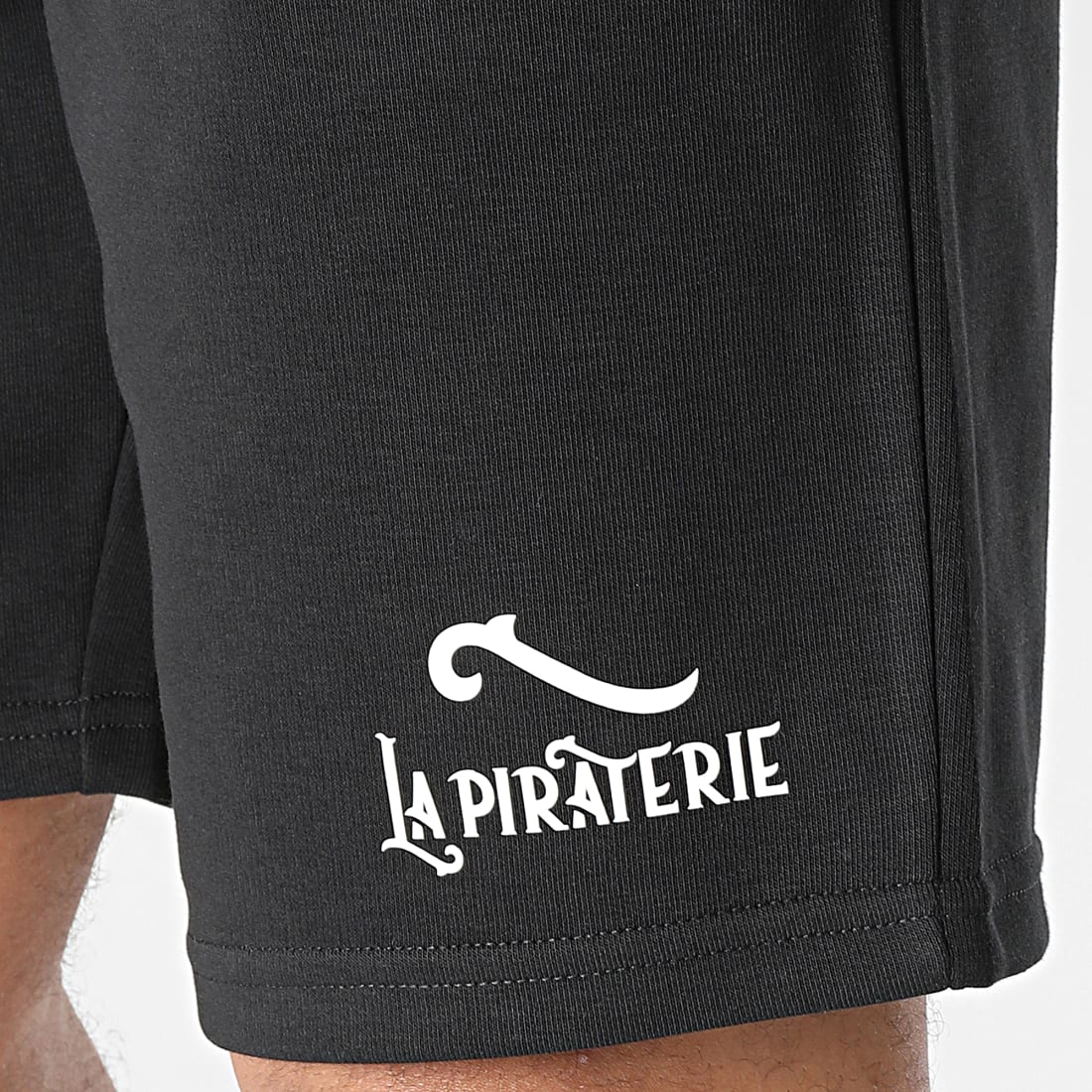 Short PIRATERIE